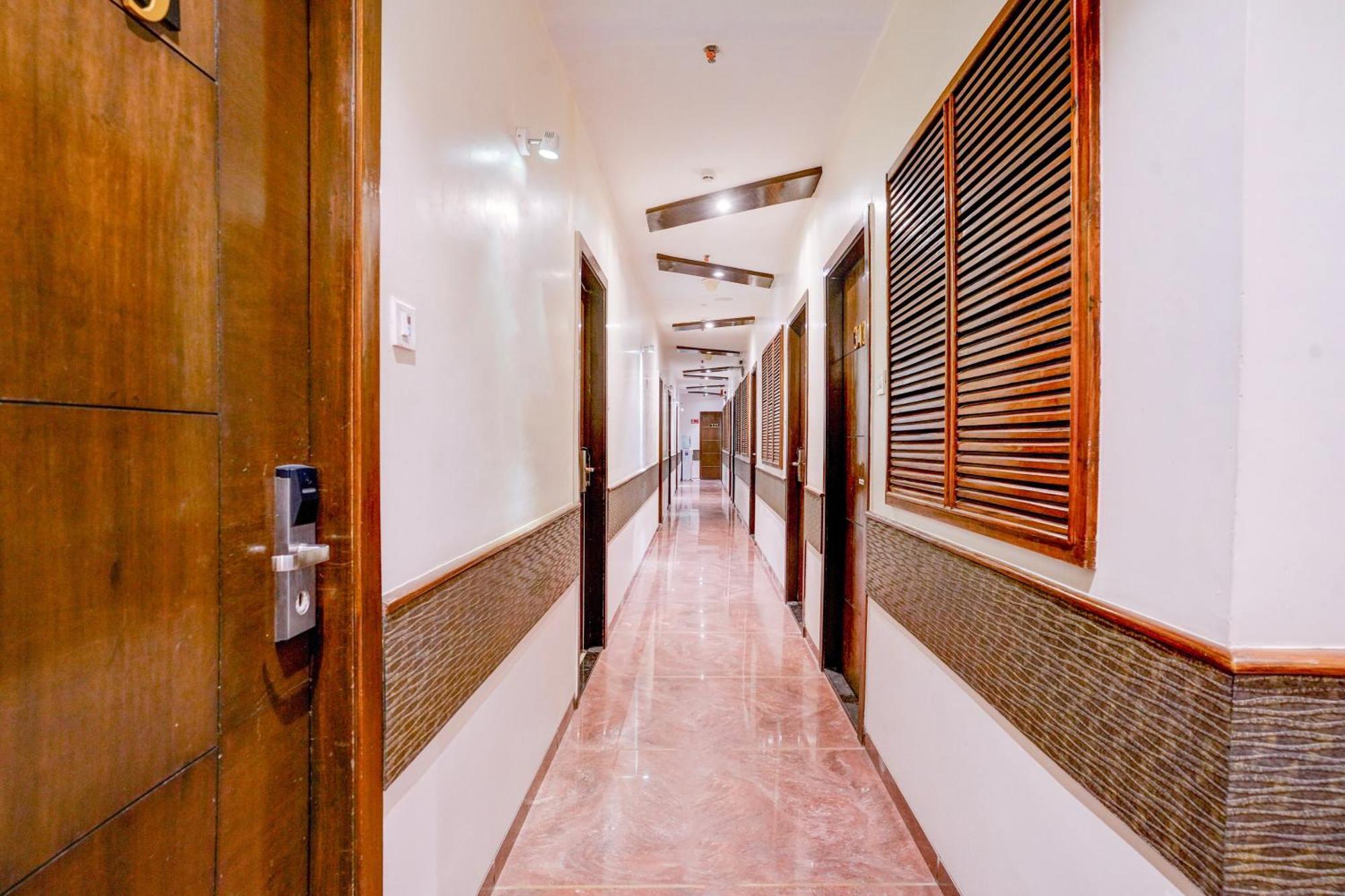 Super Townhouse Oak Times Square Le Western Mumbai Exterior photo
