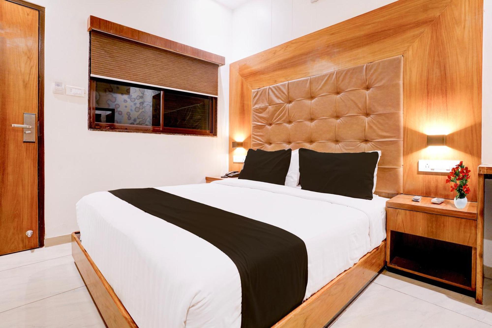 Super Townhouse Oak Times Square Le Western Mumbai Exterior photo